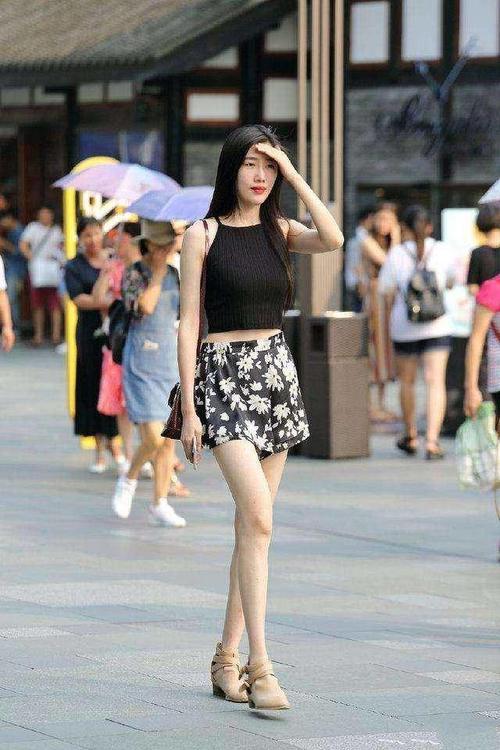 街拍：娇艳如花冰肌玉骨的小姐姐，穿着性感身姿曼妙楚楚动人 ！
