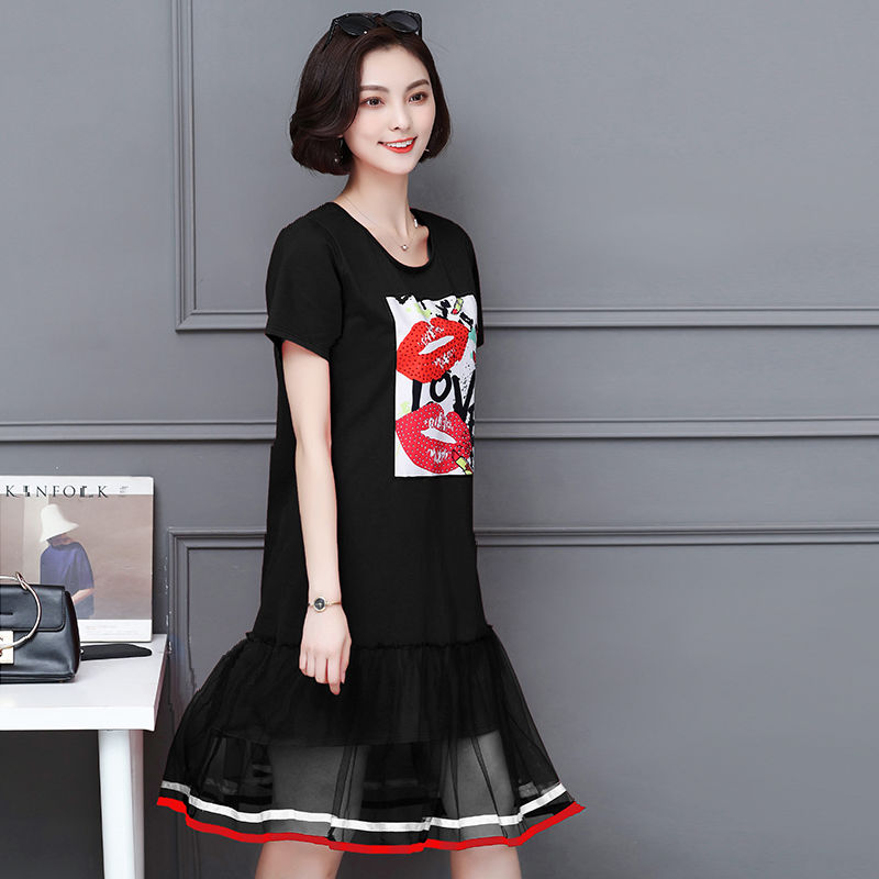 哇噻，43岁女人太会穿，裙子不到膝盖真好看