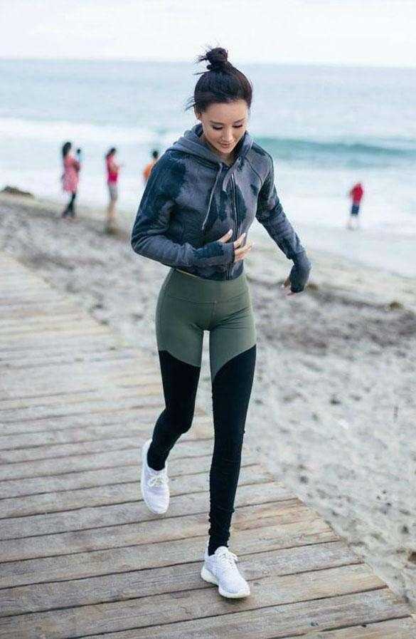 街拍：紧身裤清爽修身, 妹子随心搭也时尚, 绽放青春活力