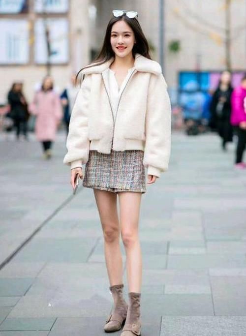  「小姐姐」街拍：面带微笑的美女，一件白色外套配格子裤裙，时尚优雅气质