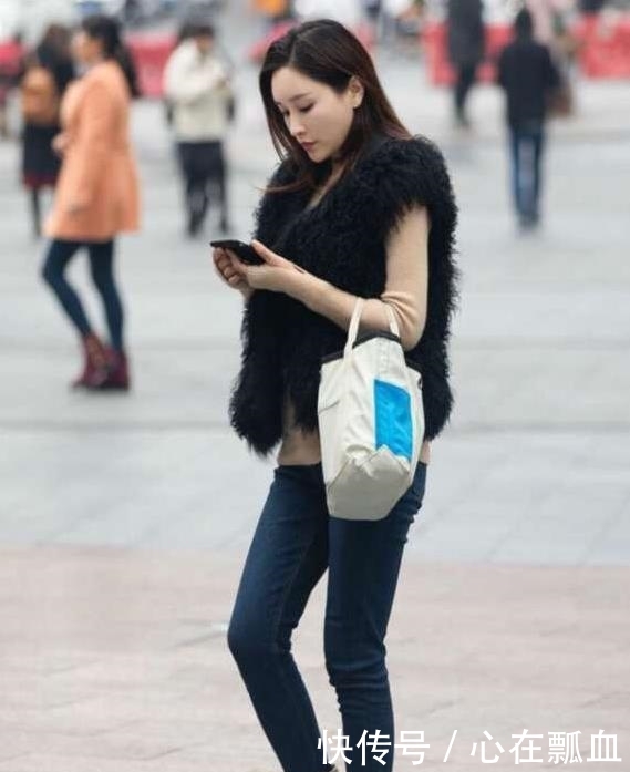 『小巧』街拍小姐姐身材小巧精致,吊带裙搭配高跟鞋,背影小鸟依人