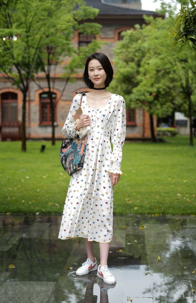 「 美女」短发美女凸显大长腿，潮流时尚，街拍：个性露肩上衣配牛仔短裤