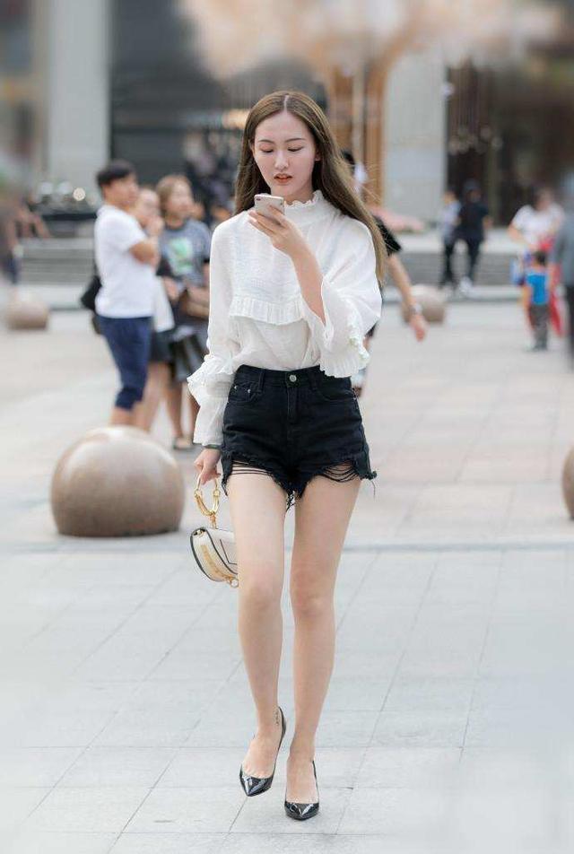  『时髦』街拍：美女身穿长裙，让人眼前一亮，美好又时髦