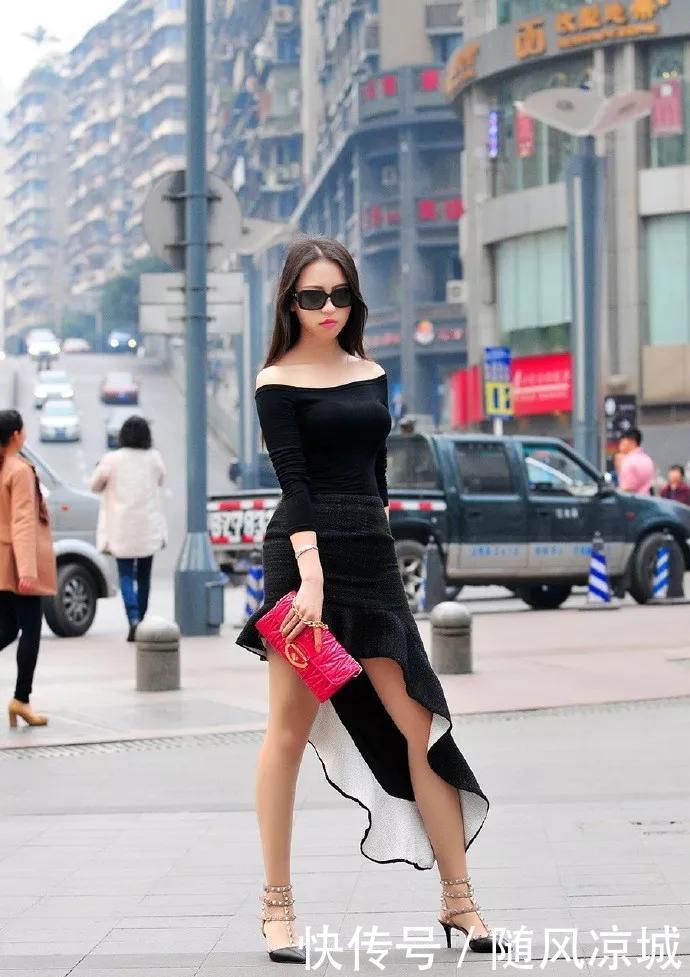『十足』美女个子非常高,乌黑靓丽的秀发散落在肩上,妩媚感十足
