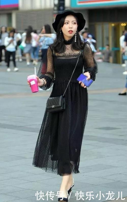  #想要#街拍：美女只要你有一双高跟鞋，就可以随意穿出你想要的风格