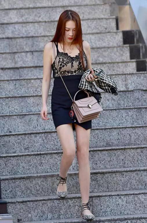 路人街拍，小姐姐的气质很清新，大长腿很是迷人靓丽