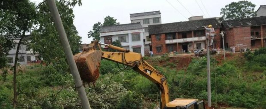  「农户」在农村，电力公司，通讯公司在农户承包地栽电杆，该收