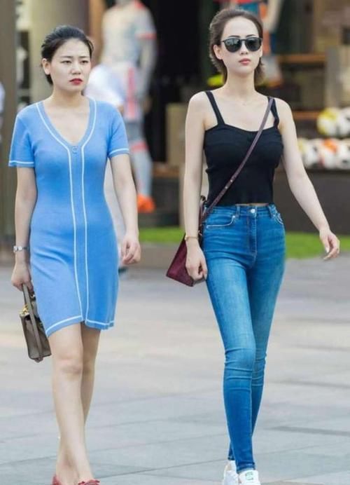  『针织』路人街拍，小姐姐内搭黑白条纹的针织开叉裙，很有知性美