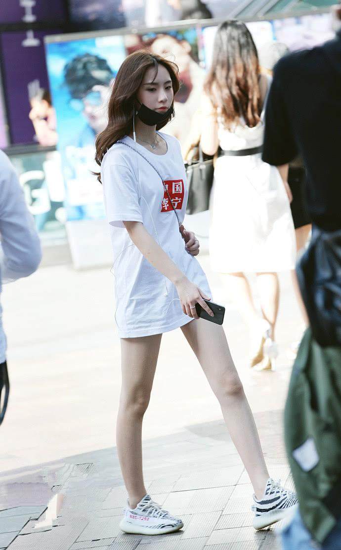 素人街拍: 眼神温柔惹人怜爱, 图四小姐姐好高冷啊