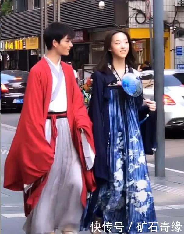 “汉服兄妹”红遍网络，被路人当成穿越者，脚上的“裹足”亮了！