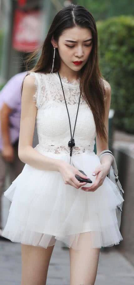 长发小姐姐白色纱裙镂空设计突显好身材，优雅端庄像一只白天鹅