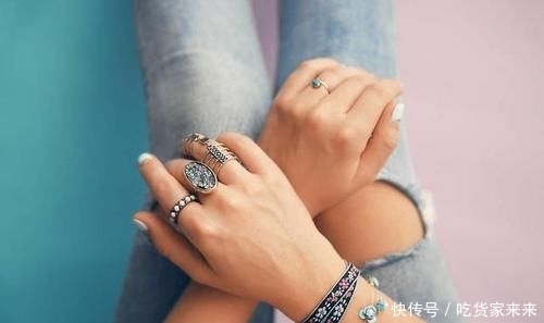 气质@5件饰品,就能让简单的衣服,散发出时尚优雅的女性气质