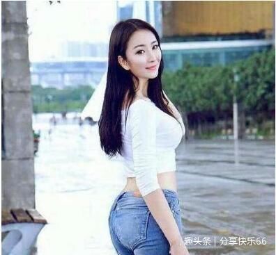 身材苗条的牛仔裤小姐姐，紧身勾勒出玲珑曲线，魅力十足！