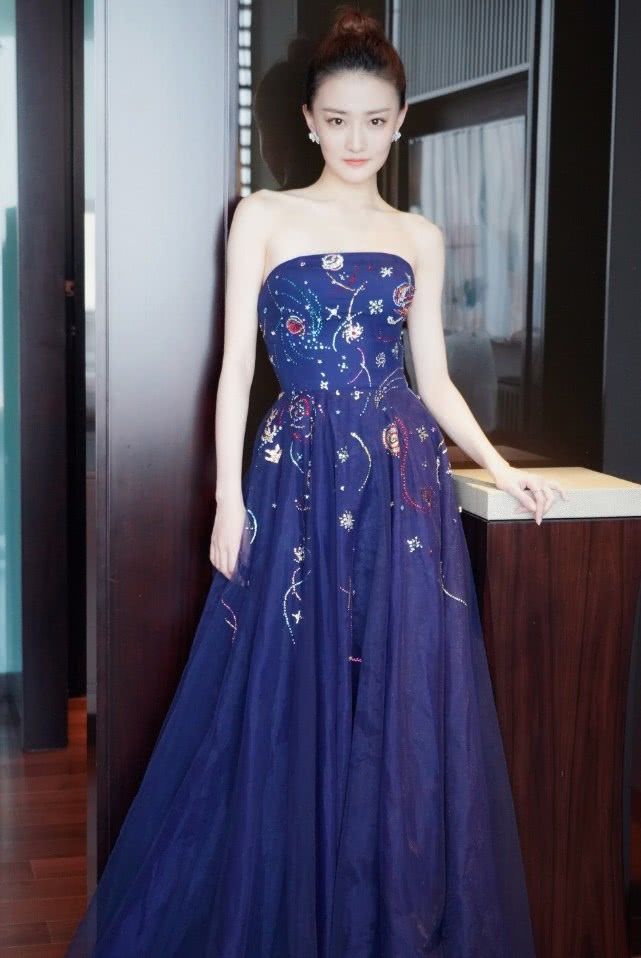 徐璐美出了新高度，一袭蓝裙皮肤白得发光，和何穗有得一比了！