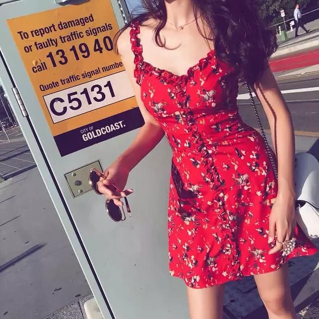 给我一条这样的吊带裙，我带你玩转整个夏天!