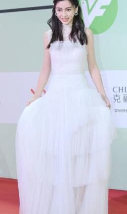 杨颖的鞋子到底有多重？竟然有4个鞋跟，想问她怎么走路呢？