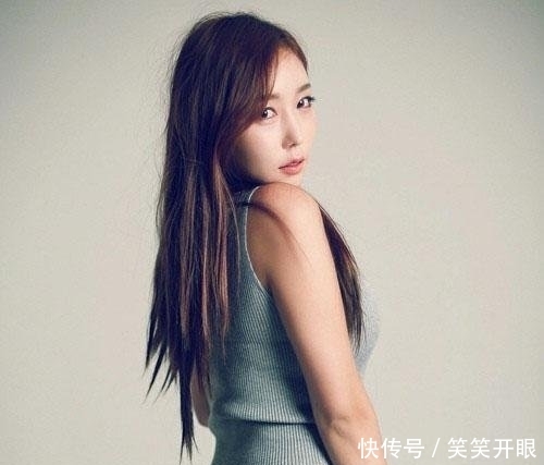  『尽显』微胖的牛仔裤美女，尽显曼妙的身姿，背影都那么迷人