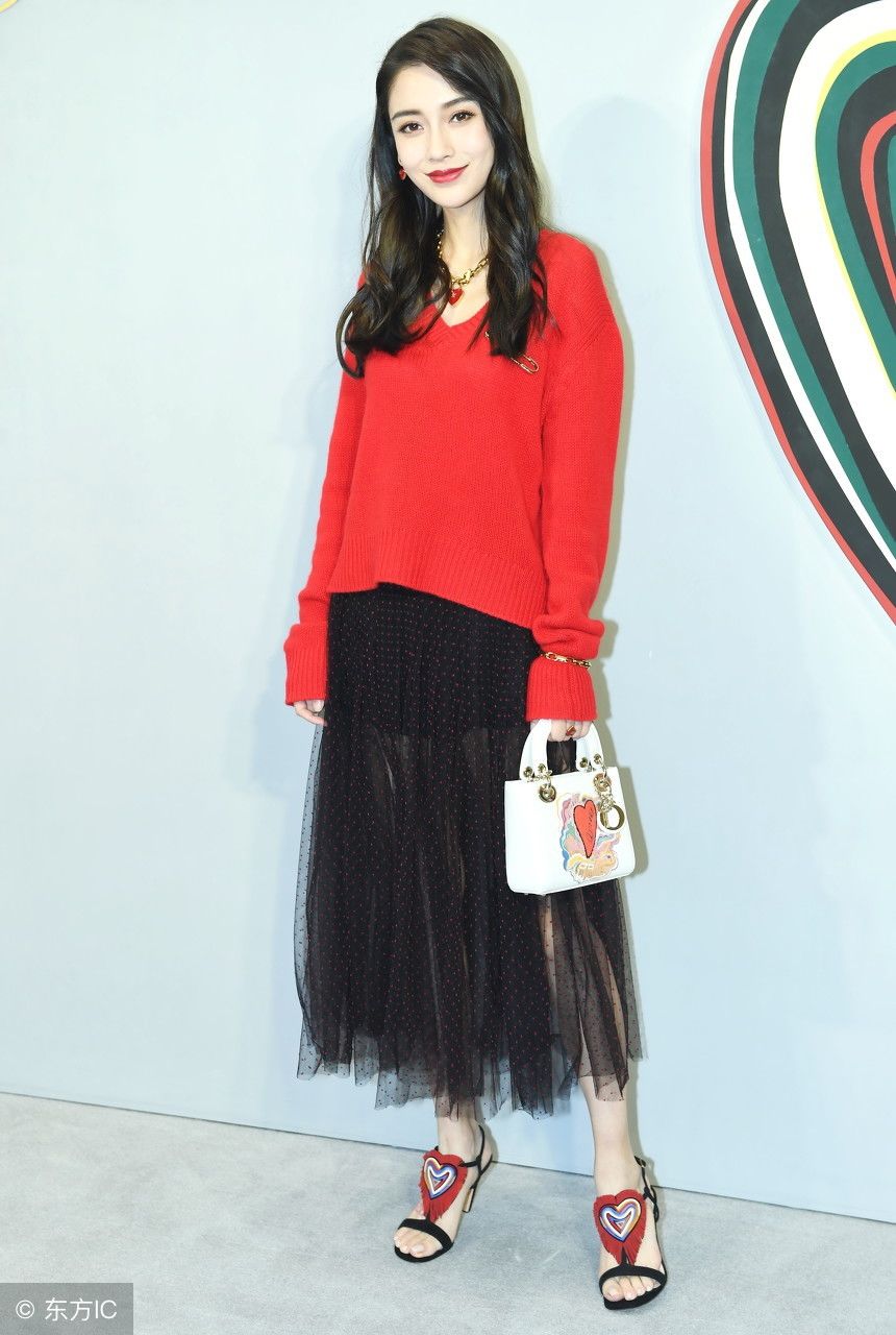 杨颖厉害了，一条薄纱裙就抢回“腿精”称号，却被鞋子抢镜了