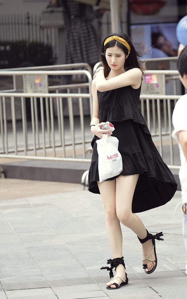 街拍:路上偶遇身材高挑，气质高冷的时尚女郎!