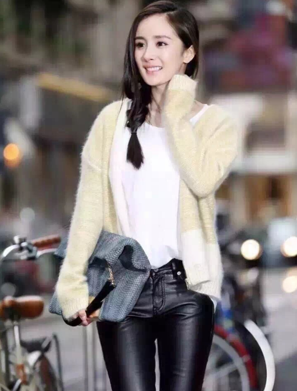 杨幂紧身长腿，美腿修长，气质非常好！