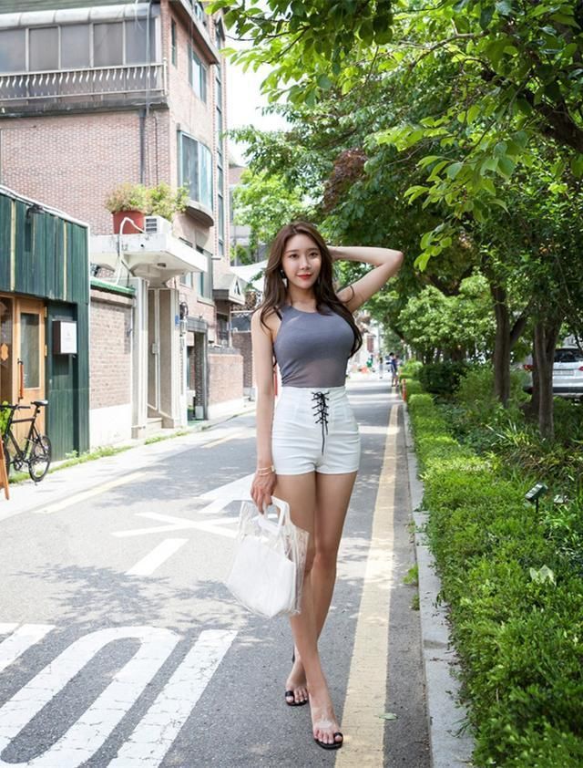 街拍 窈窕热裤美女，气质真好!