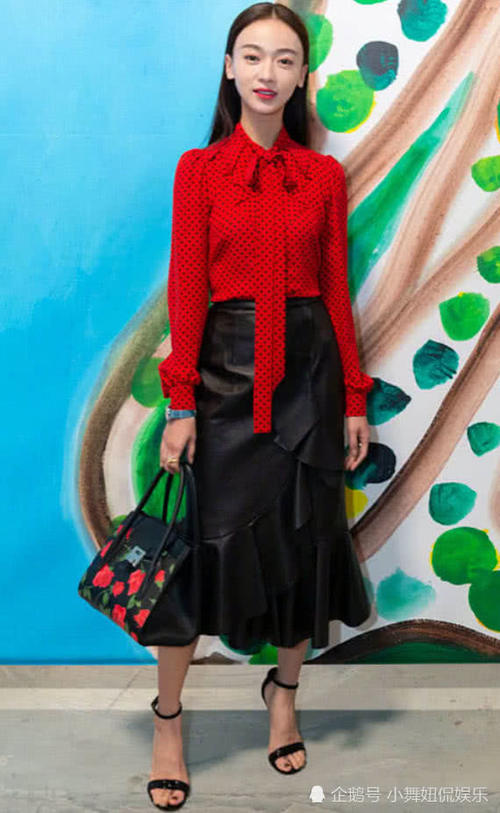 吴谨言成大忙人，穿复古装与杨幂朋友合影，竟印证对方“变脸”了