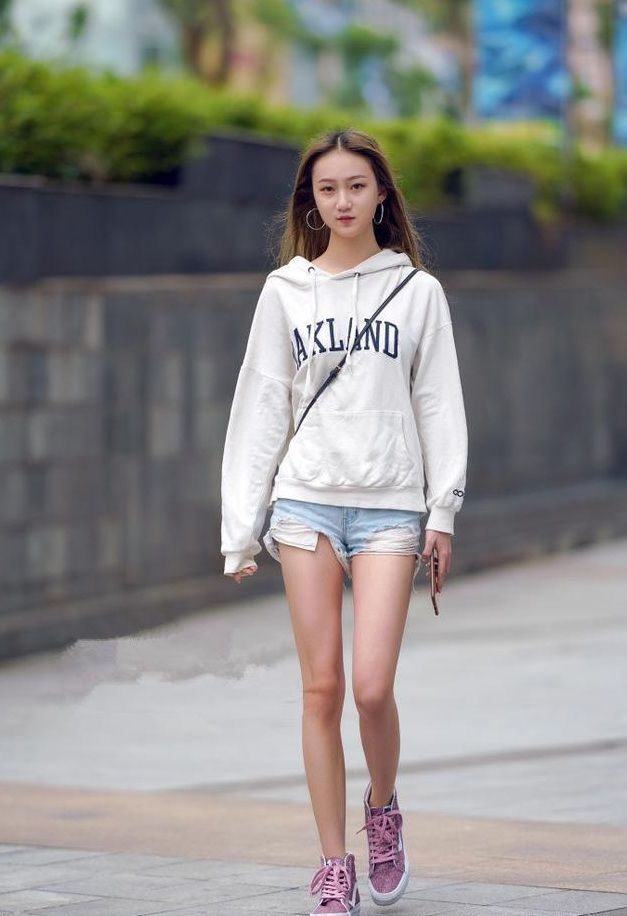  「垂感」街拍：戴着墨镜的美女，身穿露肩上衣搭配一条有垂感的长裤，很优雅