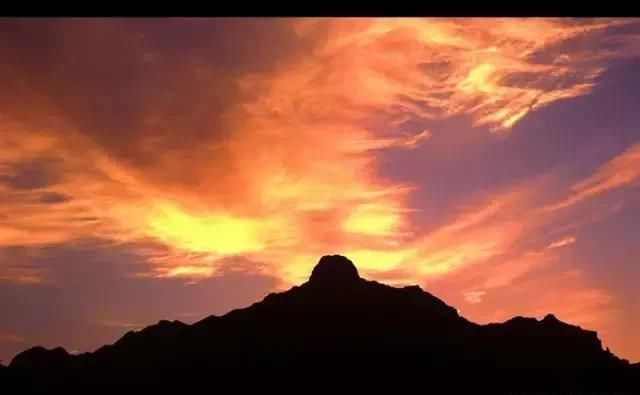 这里的秋色，犹如被上帝打翻了调色盒，五彩斑斓，太美了