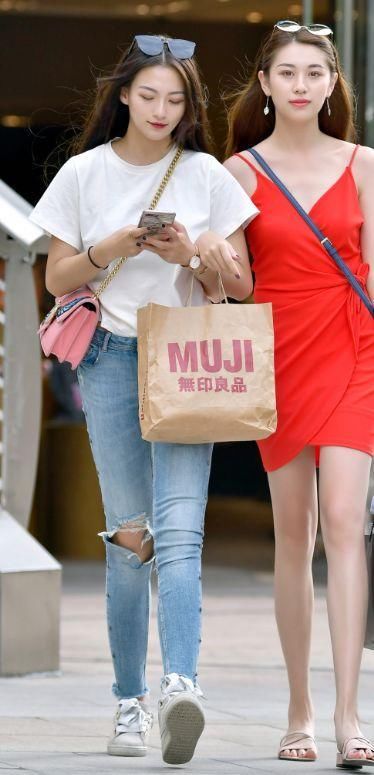 街拍美女:两个一起逛街的漂亮性感美女