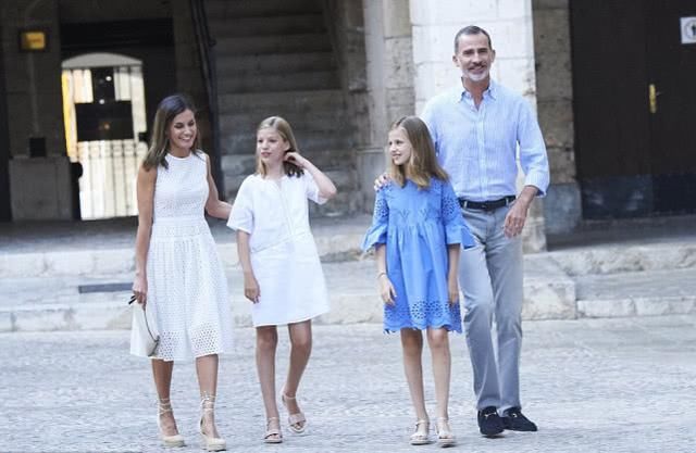西班牙王室家庭照公开，网友：基因的力量真强大！