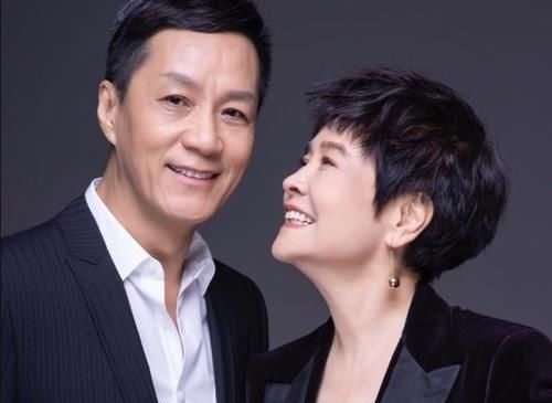 【家暴】她曾与刘晓庆齐名,被前夫家暴,嫁小8岁冯远征,65岁被宠成公主
