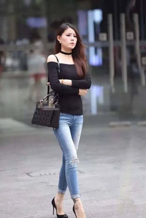 对于身材苗条的小姐姐，紧身牛仔裤更能发挥优势，凸显身姿