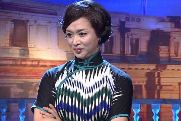 金星胆子太大了,就连吊带裙都敢穿,竟然毫无违和感