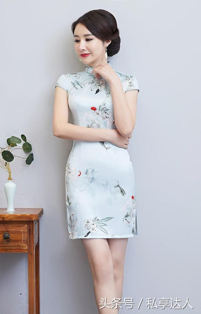 楚楚动人的短款旗袍裙，更显玲珑曲线美