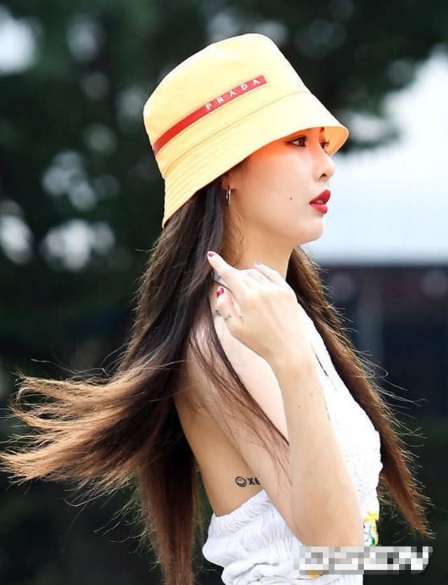 被金泫雅美晕了!白裙竟也能穿出性感风，“小野马”果真不是虚名