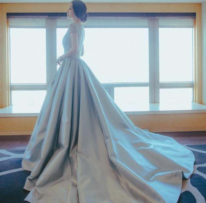 杨颖豁出去了!礼服开叉到肚脐，网友:那条缝一般人撑不起来!