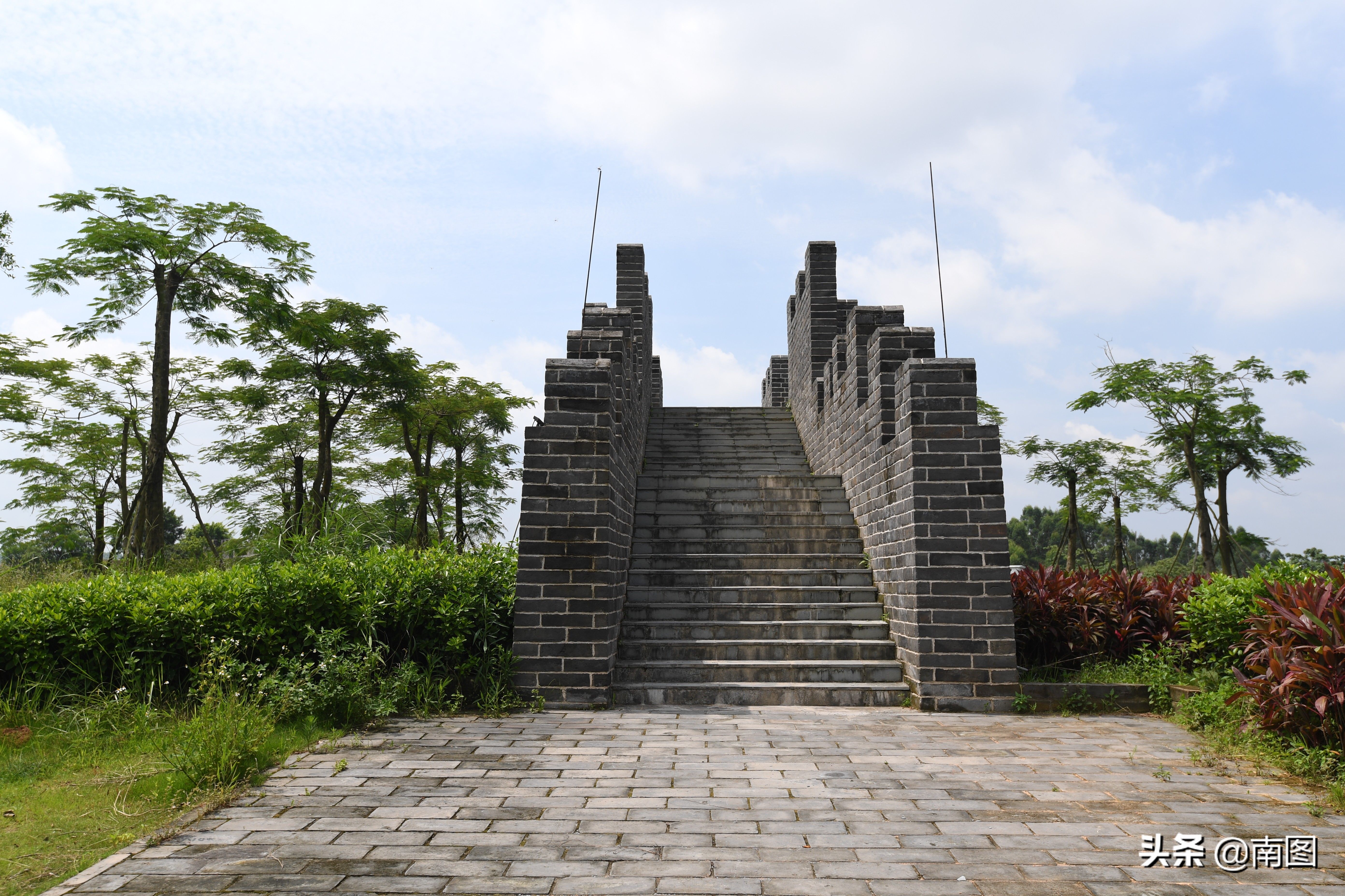 广西现140米山寨长城，钢筋混水泥体结构，青砖从山东定制