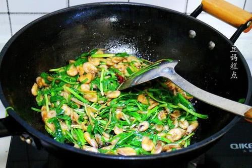  「适合」韭菜炒河虾，4月正当吃，鲜香味美，特别适合孩子