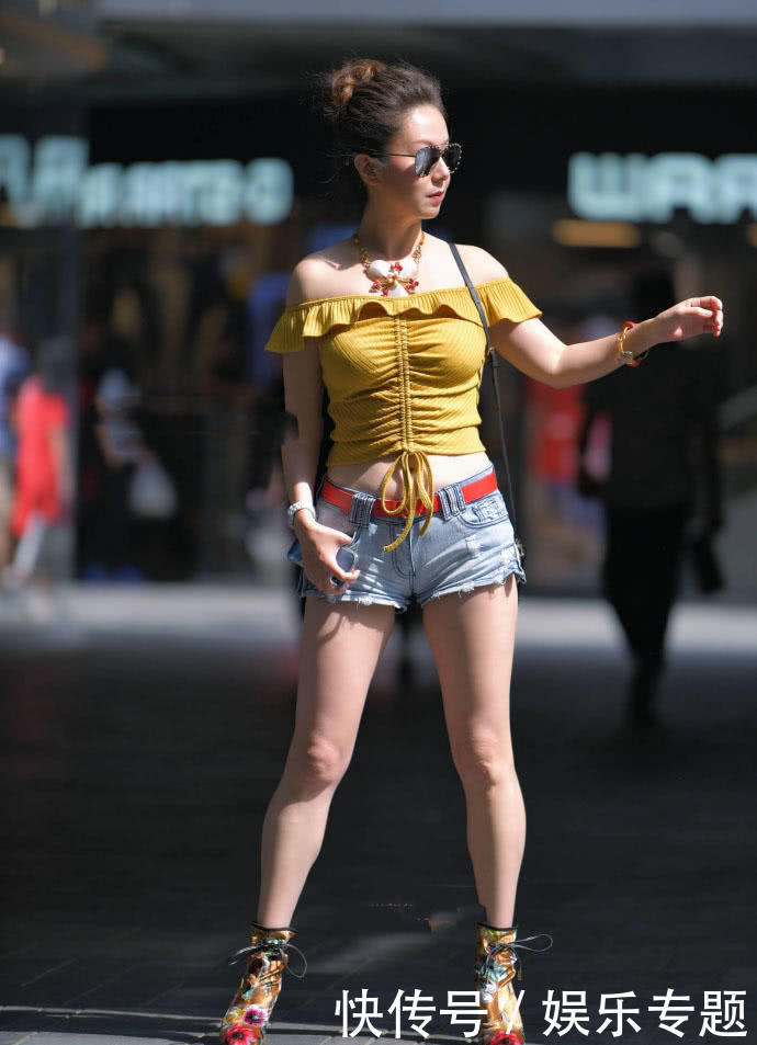 小姐姐身材太好穿吊带被兜的尴尬，牛仔短裤也勒的太紧，长得漂亮