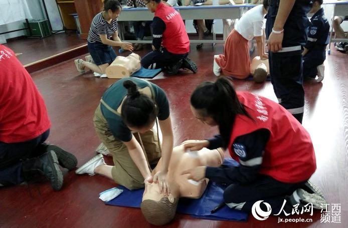 南昌:老师先学学生再学 救护培训为生命护航