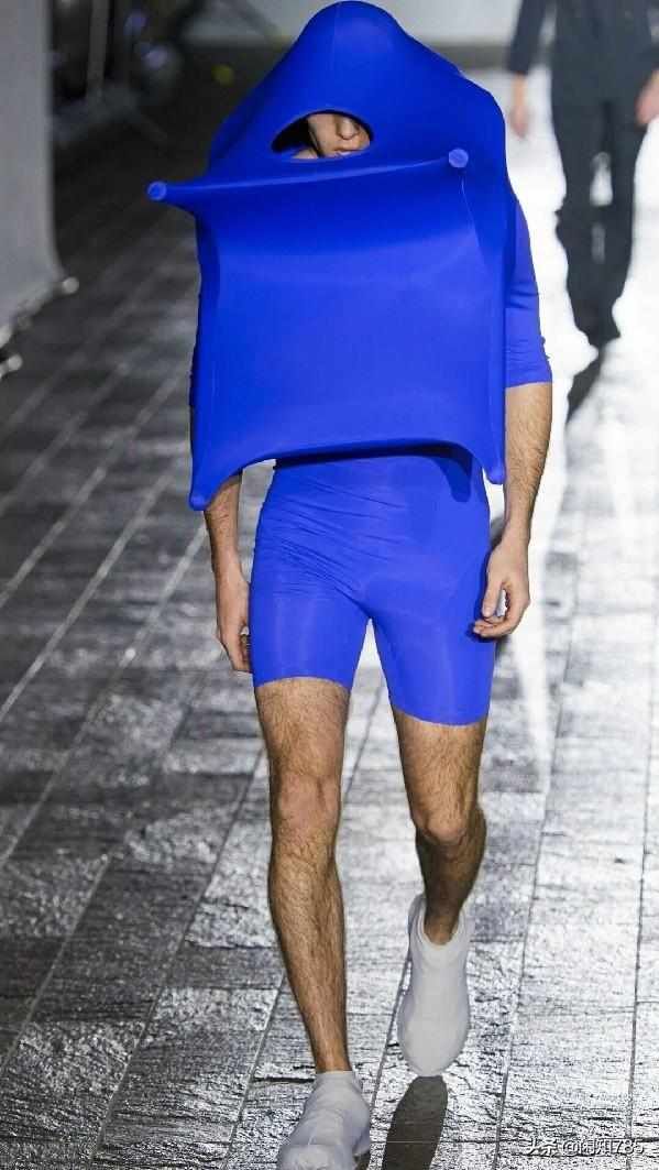 『服饰』时装秀上服饰太奇葩?为何有些设计不切实际,其实这只是一种手段