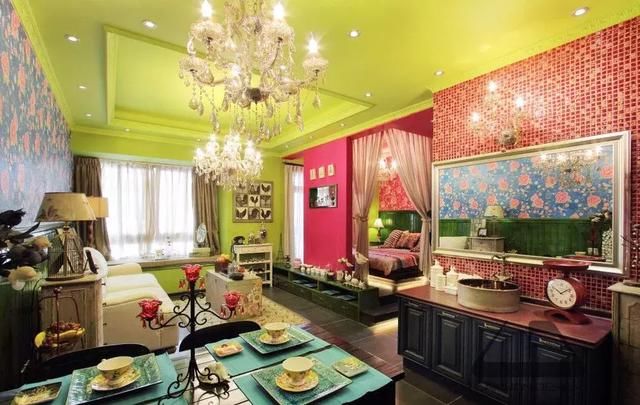 大红大绿，这家新房可能是全小区最漂亮的！颜色大胆，像童话世界