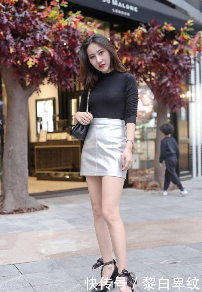  [下身穿一]用长裙搭配普通T恤的美女，这样的混搭效果也非常好