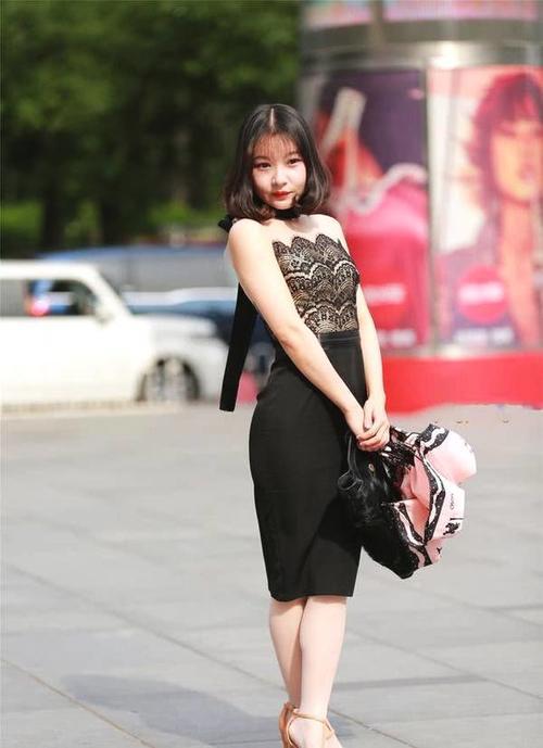 成都街拍: 小姐姐白色连衣裙搭配黑色小吊带，展现出完美的身材！