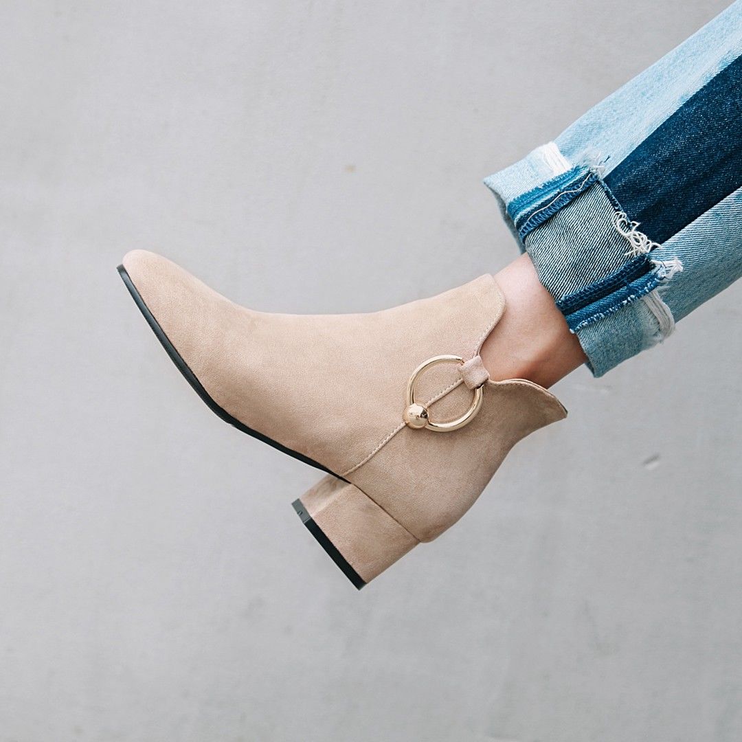 聪明人不买凉鞋,姐姐就穿上这款洋气“小短靴”,显高显瘦显身材