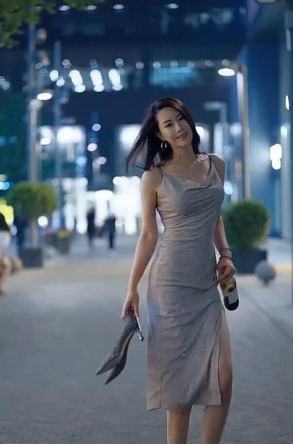  闪耀着■吊带裙美女走路很拉风，闪耀着知性的“熟女光芒”