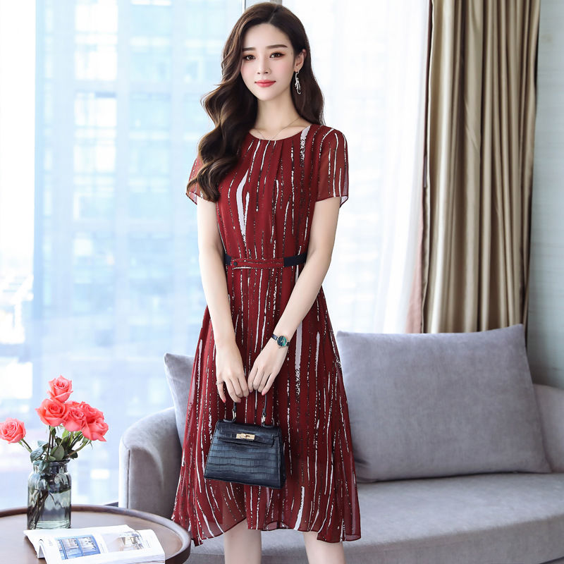 老婆讨厌穿裤装，三伏天只穿优雅裙出门，搭配高跟鞋，女人味十足