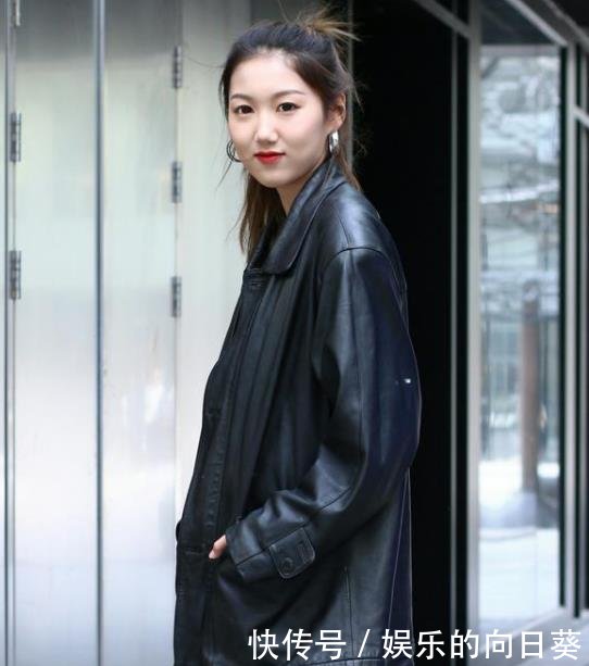  美女■街拍天生丽质的美女，一件紫色背心配黑色运动裤，青春活力气质