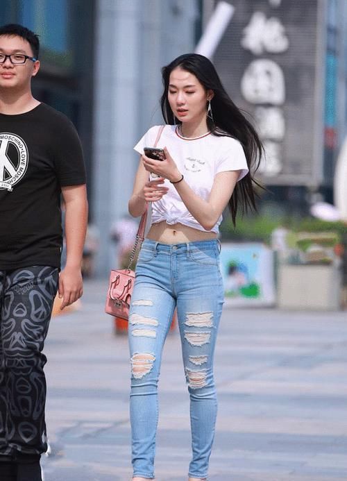 独显:街拍:小姐姐上衣v领的设计结合,让她看上去独显韵味