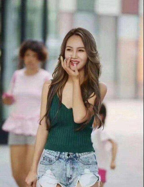 街拍：小姐姐上身一件清凉的吊带背心，看起来非常性感！